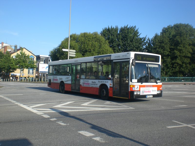 Mercedes-Benz O 405 N (Niederflur-Stadtversion) auf der Linie 144 am S-Bahnhof Harburg.
