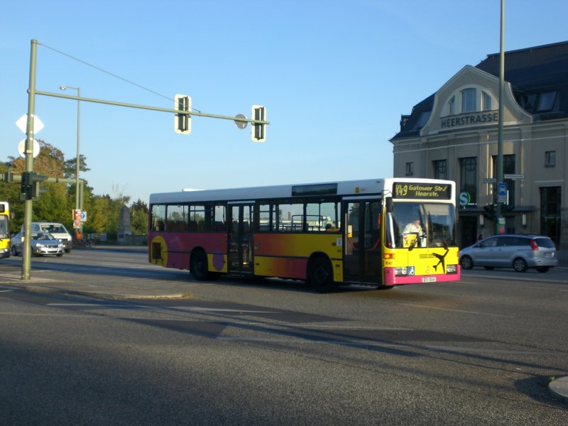 Mercedes-Benz O 405 N (Niederflur-Stadtversion) auf der Linie X49 nach Spandau Gatower Strae/Heerstrae am S-Bahnhof Heerstrae.