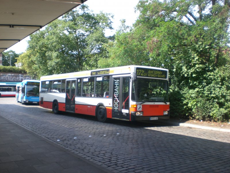 Mercedes-Benz O 405 N (Niederflur-Stadtversion) auf der Linie 172 nach Im Grnen Grunde am S+U Bahnhof Barmbek.