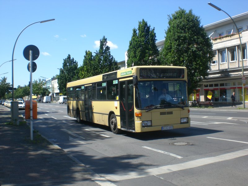 Mercedes-Benz O 405 N (Niederflur-Stadtversion) auf der Linie 184 nach S-Bahnhof Sdkreuz an der Haltestelle Lankwitz Kirche.