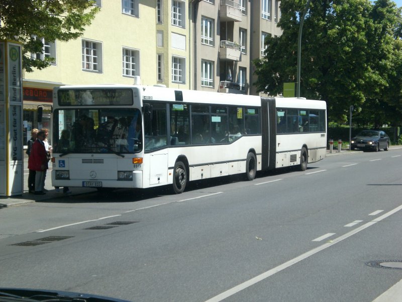 Mercedes-Benz O 405 N (Niederflur-Stadtversion) auf der Linie X83 nach Zehlendorf Knigin-Luise-Strae/Clayallee am S-Bahnhof Lankwitz.