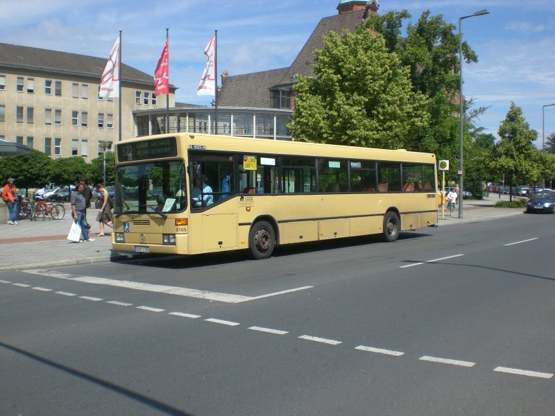 Mercedes-Benz O 405 N (Niederflur-Stadtversion) auf der Linie 322 am U-Bahnhof Rathaus Reinickendorf.