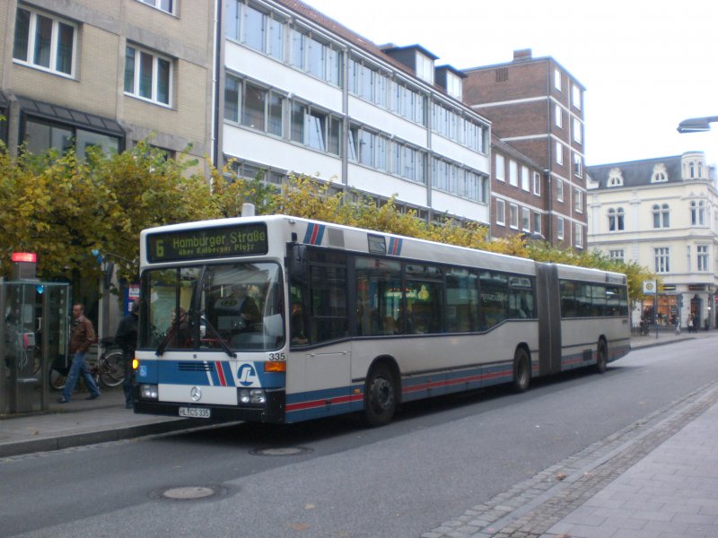 Mercedes-Benz O 405 N (Niederflur-Stadtversion) auf der Linie 6 nach Hamburger Strae an der Haltestelle Knigstrae.