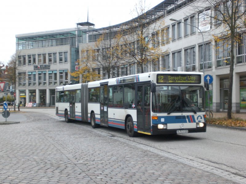 Mercedes-Benz O 405 N (Niederflur-Stadtversion) auf der Linie 12 nach Sereetzer Weg am ZOB/Hauptbahnhof.