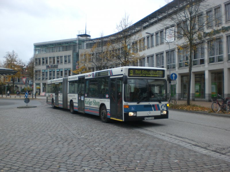 Mercedes-Benz O 405 N (Niederflur-Stadtversion) auf der Linie 9 nach Bad Schwartau/ZOB am ZOB/Hauptbahnhof.