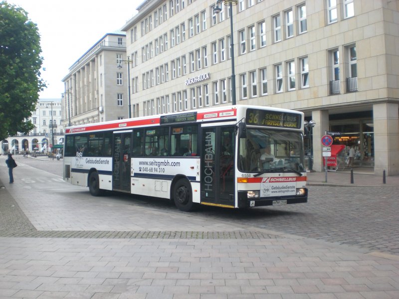 Mercedes-Benz O 405 N auf der Linie 36 nach Farmsen Berner Herrweg an der Haltestelle Rathausmarkt.