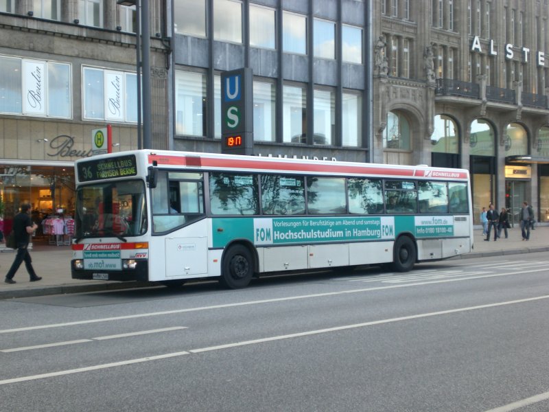 Mercedes-Benz O 405 N auf der Linie 36 nach Farmsen Berner Herrweg am S+U Bahnhof Jungfernstieg.