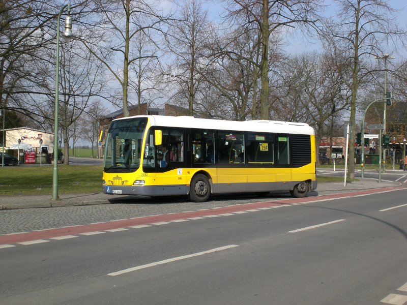 Mercedes-Benz O 520 (Cito) auf der Linie 234 nach Kladow Lanzendorfer Weg an der Haltestelle Alt-Kladow.