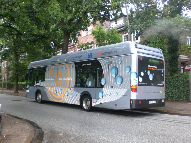 Mercedes-Benz O 530 BZ (Citaro Fuel Cell Bus) auf Betriebsfahrt am U-Bahnhof Borgweg.
