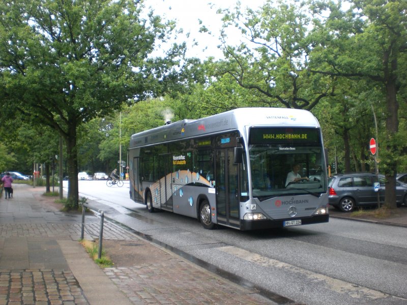 Mercedes-Benz O 530 BZ (Citaro Fuel Cell Bus) auf Betriebsfahrt am U-Bahnhof Borgweg.
