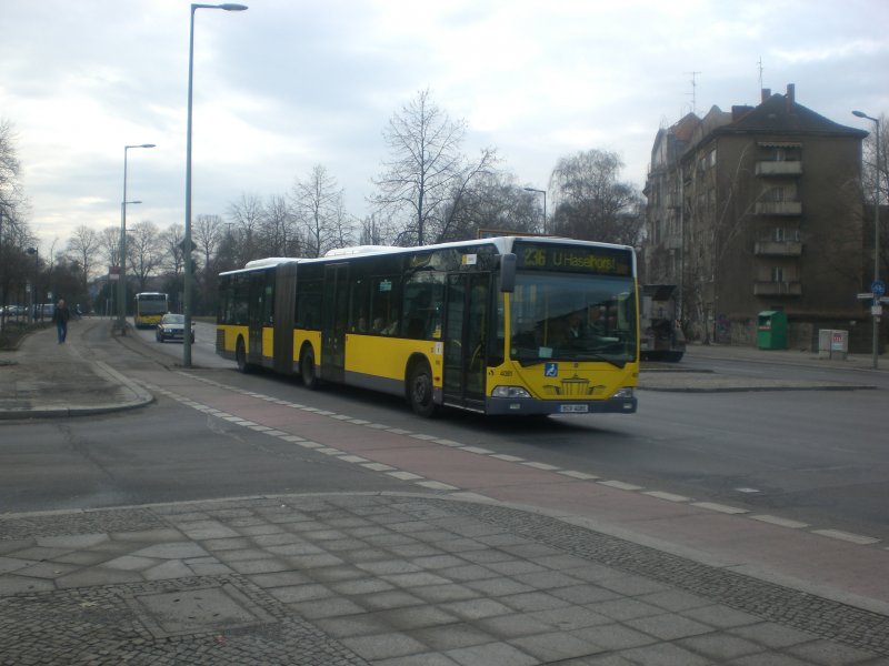 Mercedes-Benz O 530 I (Citaro) auf der Linie 236 nach U-Bahnhof Haselhorst an der Haltestelle Wrhmnnerpark.