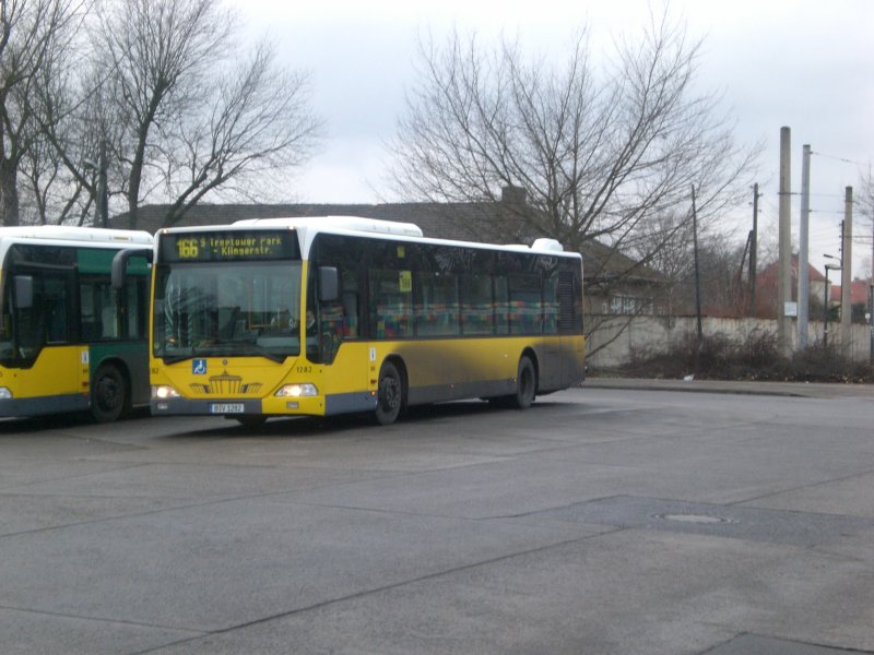 Mercedes-Benz O 530 I (Citaro) auf der Linie 166 nach S-Bahnhof Trptower Park am S-Bahnhof Schneweide/Sterndamm.