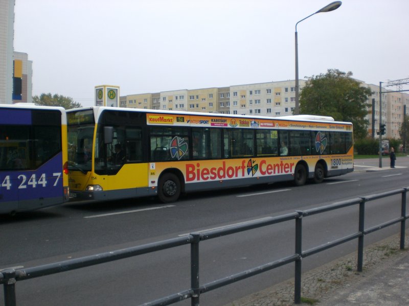 Mercedes-Benz O 530 I (Citaro) auf der Linie 154 nach U-Bahnhof Elsterwerdaer Platz an der Haltestelle Hohenschnhausen Prerower Platz.