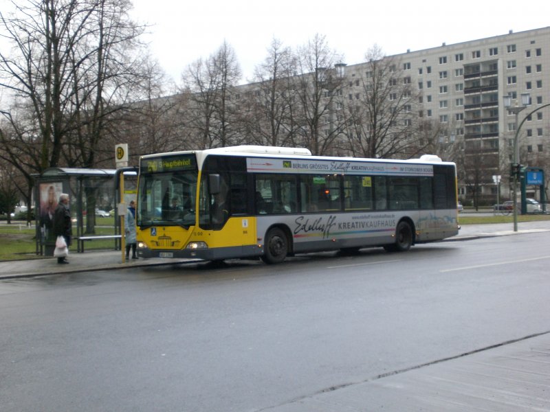 Mercedes-Benz O 530 I (Citaro) auf der Linie 240 nach Hauptbahnhof am U-Bahnhof Strausberger Platz.