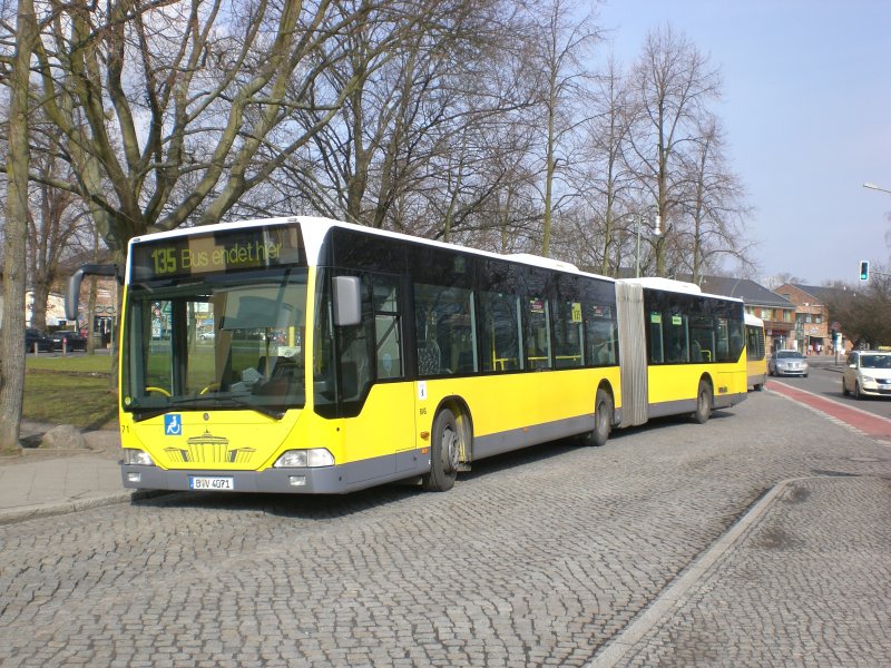 Mercedes-Benz O 530 I (Citaro) auf der Linie 135 nach S+U Bahnhof Rathaus Spandau an der Haltestelle Alt-Kladow.