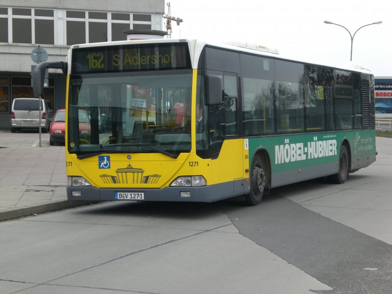 Mercedes-Benz O 530 I (Citaro) auf der Linie 162 nach S-Bahnhof Adlershof am S-Bahnhof Flughafen Schnefeld.