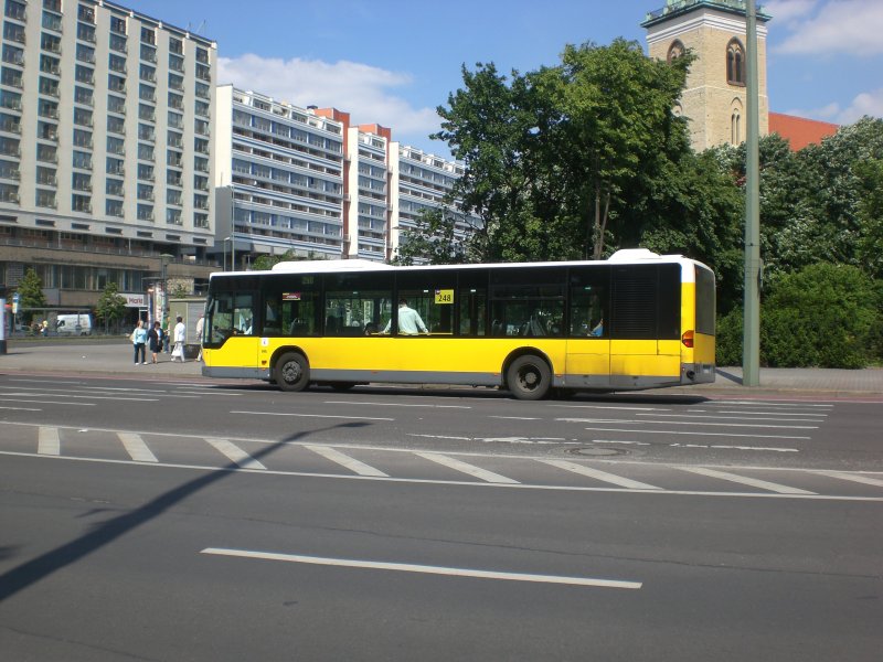 Mercedes-Benz O 530 I (Citaro) auf der Linie 248 nach S+U Bahnhof Alexanderplatz an der Haltestelle Mitte Spandauer Strae/Marienkirche.
