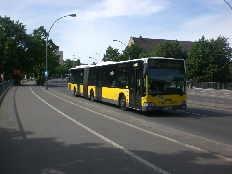 Mercedes-Benz O 530 I (Citaro) auf der Linie M11 nach S-Bahnhof Schneweide an der Haltestelle Lichterfelde Goerzallee/Drakestrae.