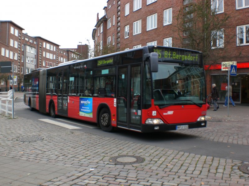 Mercedes-Benz O 530 I (Citaro) auf der Linie 225 nach S-Bahnhof Bergedorf an der Haltestelle Bergedorf Kupferhof.