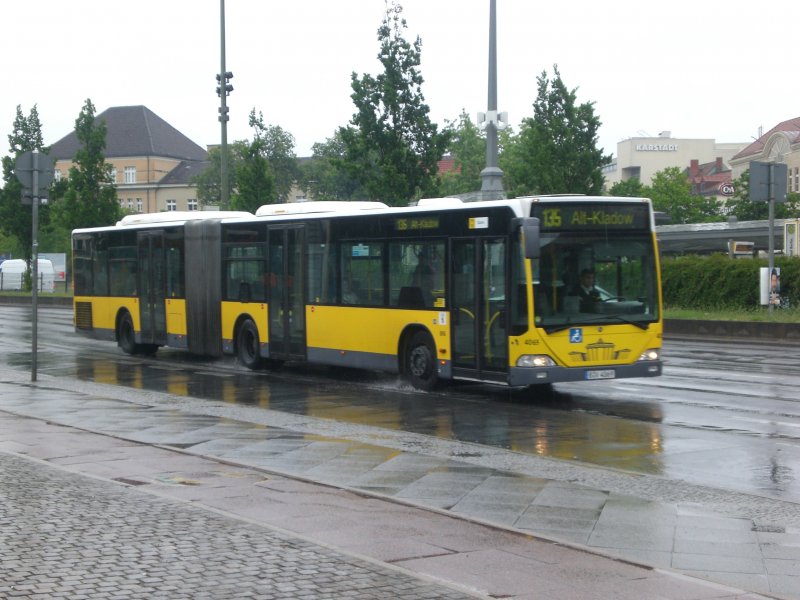 Mercedes-Benz O 530 I (Citaro) auf der Linie 135 nach Alt-Kladow am S+U Bahnhof Rathaus Spandau.
