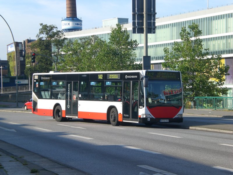 Mercedes-Benz O 530 I (Citaro) auf der Linie 142 nach S-Bahnhof Heimfeld am S-Bahnhof Harburg.