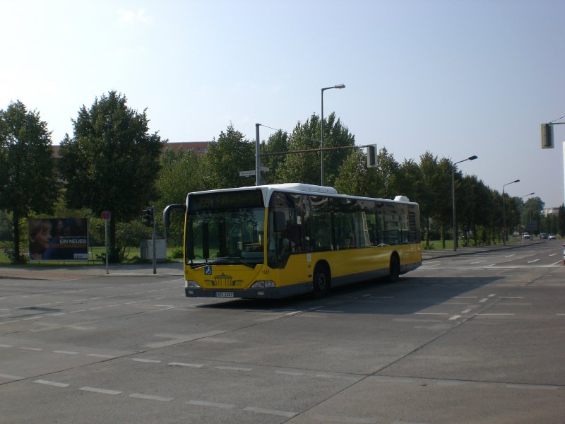 Mercedes-Benz O 530 I (Citaro) auf der Linie 359 nach Falkenberg an der Haltestelle Hohenschnhausen Falkenberger Chaussee/Prendener Strae. 