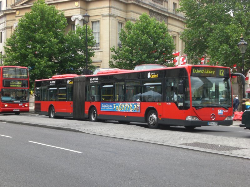 Mercedes-Benz O 530 I (Citaro) auf der Linie 12 nach Dilwich Libary in der Nhe vom U-Bahnhof Piccadilly Circus.