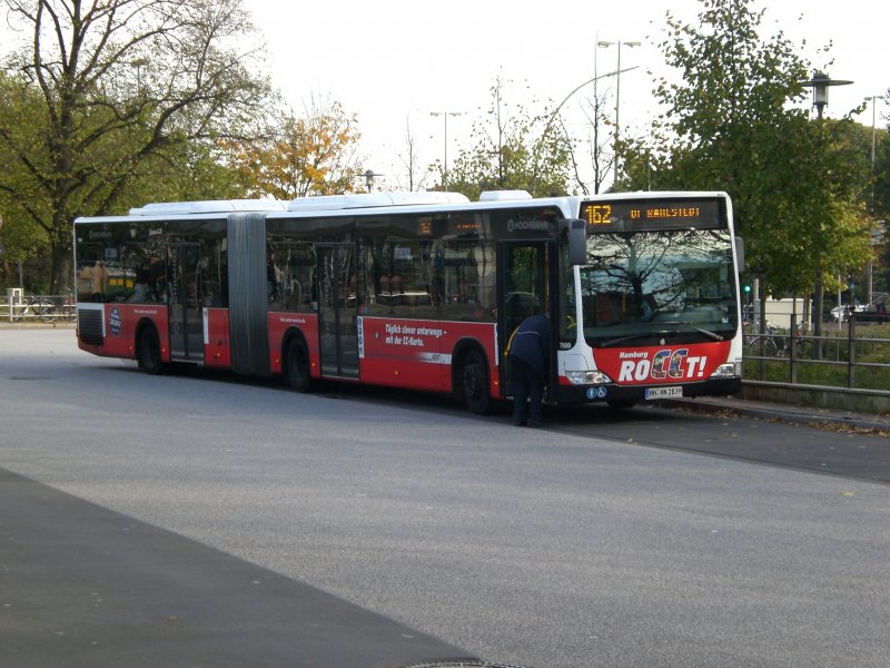 Mercedes-Benz O 530 II (Citaro Facelift) auf der Linie 162 nach Bahnhof Rahlstedt am U-Bahnhof Wandsbek-Markt.