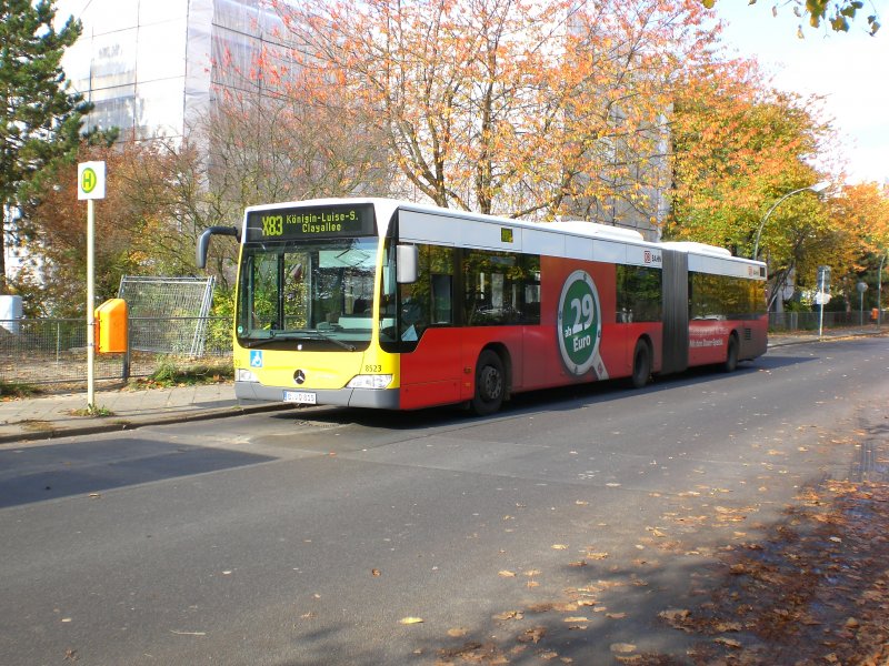 Mercedes-Benz O 530 II (Citaro Facelift) auf der Linie X83 nach Knigin-Luise-Strae/Clayallee an der Haltestelle Naharyastrae.