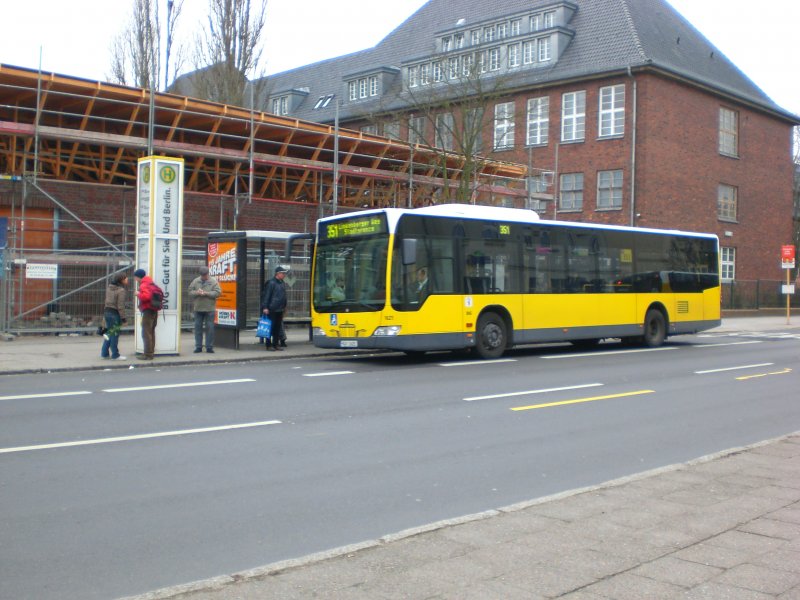 Mercedes-Benz O 530 II (Citaro Facelift) auf der Linie 351 nach Buch Lindenberger Weg/Stadtgrenze am S-Bahnhof Buch.