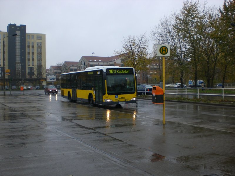 Mercedes-Benz O 530 II (Citaro Facelift) auf der Linie 197 nach S-Bahnhof Kaulsdorf am S-Bahnhof Mehrower Allee.