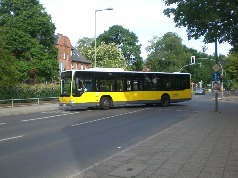 Mercedes-Benz O 530 II (Citaro Facelift) auf der Linie 351 nach Buch Lindenberger Weg/Stadtgrenze am S-Bahnhof Buch. 
