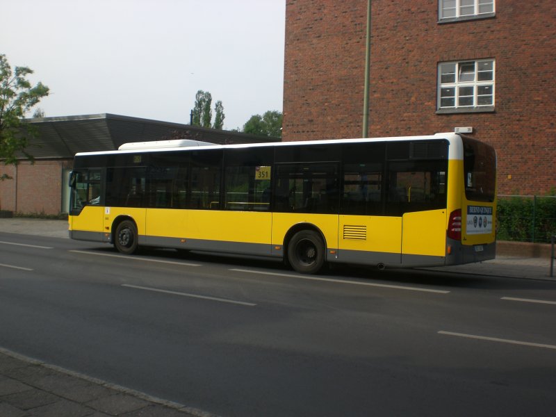 Mercedes-Benz O 530 II (Citaro Facelift) auf der Linie 351 nach Buch Lindenberger Weg/Stadtgrenze am S-Bahnhof Buch. 