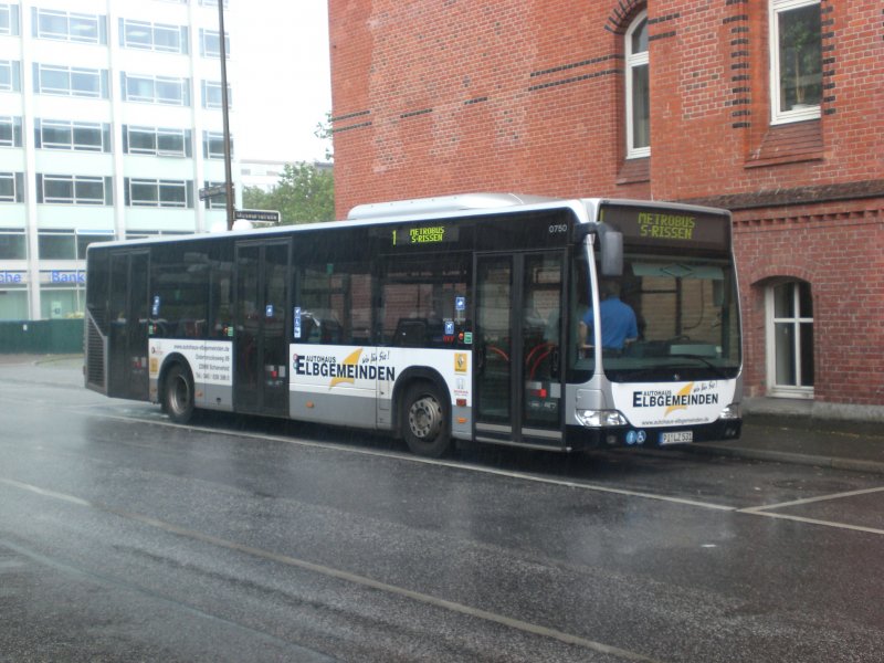 Mercedes-Benz O 530 II (Citaro Facelift) auf der Linie 1 nach S-Bahnhof Rissen am Bahnhof Altona.