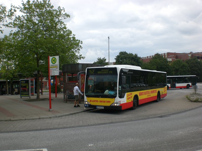 Mercedes-Benz O 530 II (Citaro Facelift) auf der Linie 152 nach Breslauer Strae am S-Bahnhof Wilhemsburg.