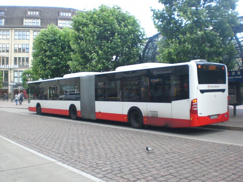 Mercedes-Benz O 530 II (Citaro Facelift) auf der Linie 4 nach Hafencity an der Haltestelle Rathausmarkt.
