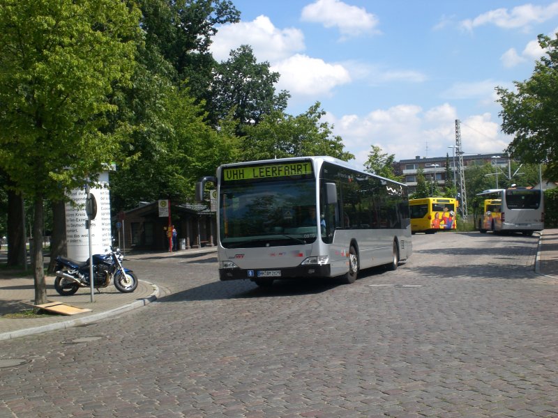Mercedes-Benz O 530 II (Citaro Facelift) auf Betriebsfahrt am Bahnhof Ahrensburg.
