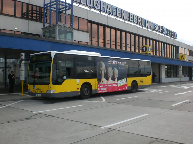 Mercedes-Benz O 530 II (Citaro Facelift) auf der Linie 162 nach S-Bahnhof Adlershof am Flughafen Schnefeld. 