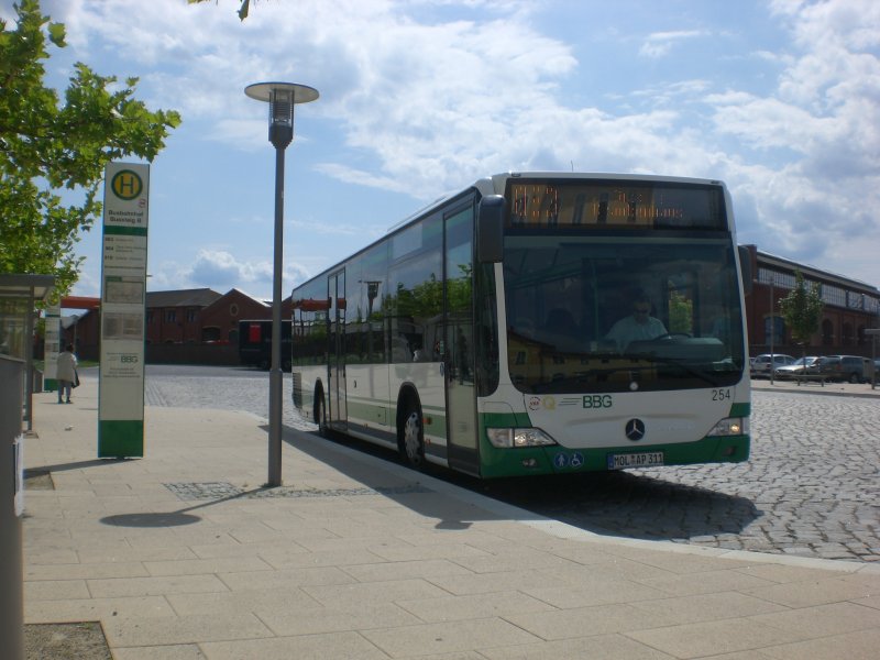 Mercedes-Benz O 530 II  (Citaro Facelift) auf der Linie 863 nach Gropius-Krankenhaus am Hauptbahnhof.