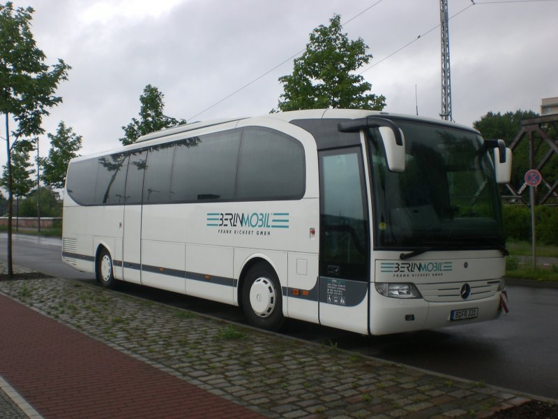 Mercedes-Benz O 580 (Travego) der Firma Belin-Mobil am S-Bahnhof Storkower Strae.