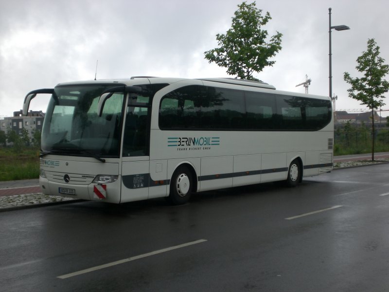 Mercedes-Benz O 580 (Travego) der Firma Belin-Mobil am S-Bahnhof Storkower Strae.
