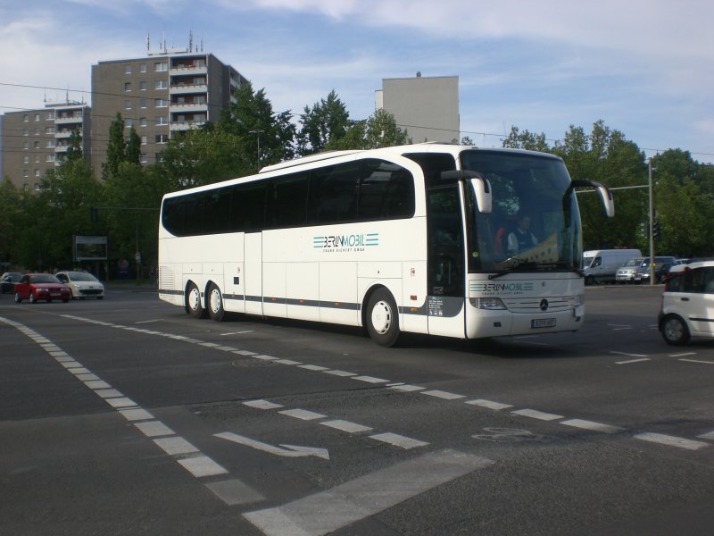 Mercedes-Benz O 580 (Travego) der Firma Belin-Mobil am S-Bahnhof Landsberger Allee.
