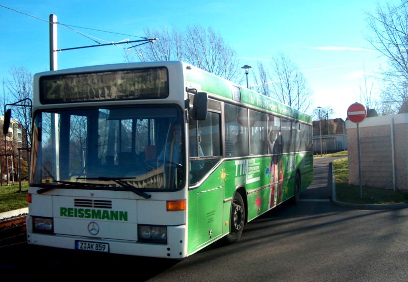 Mercedes Benz O405N der Firma Reissmann Zwickau auf der Linie 27 der SVZ am Wendeplatz Neuplanitz. (15.12.06)