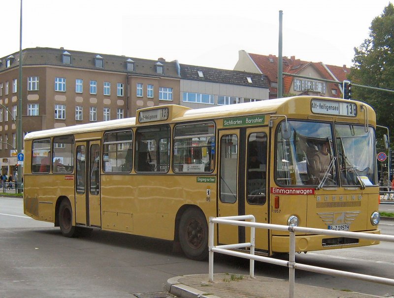 MERCEDES-Bus in Berlin-Tegel am 14. 9. 2008