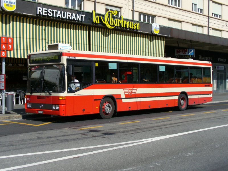 Mercedes Bus D 450 N der VB Biel.. Bus Nr 115 Eingeteilt auf der Linie 6 am warten auf Fahrgäste.. Foto vom 13.09.2006