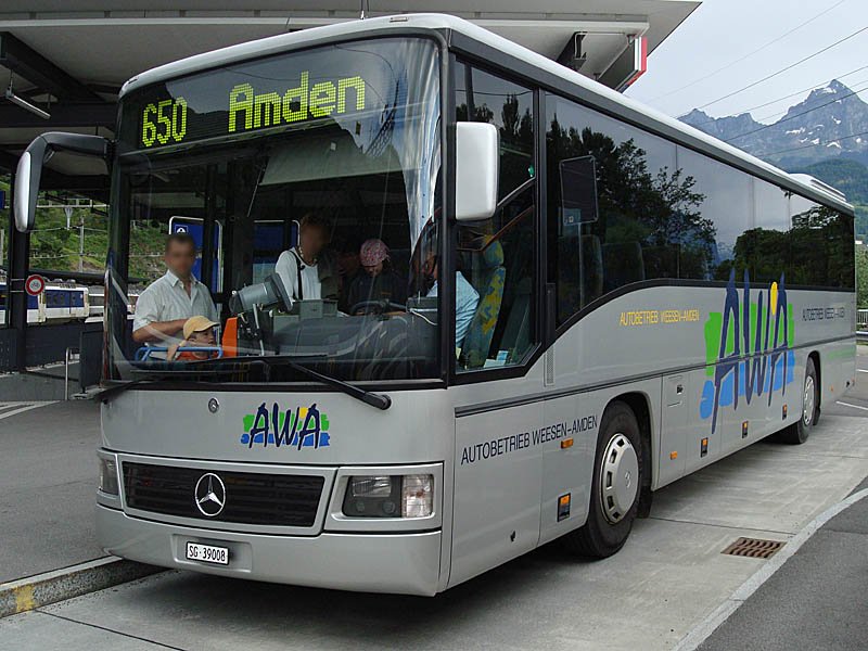Mercedes-Bus des Autobetriebs Weesen Amden (AWA) wartet auf Abfahrt Richtung Amden. Bhf. Ziegelbrcke, 31. Mai 2009 18:00