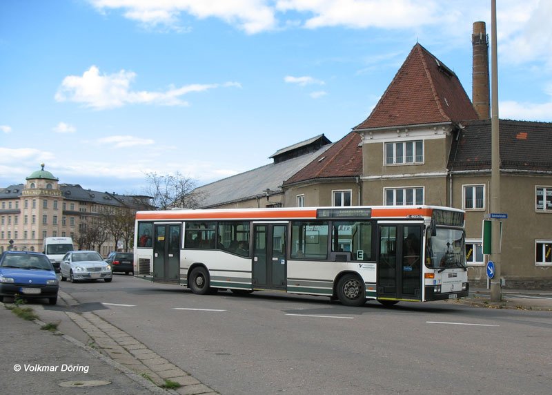 Mercedes-Bus in Freiberg beim Einbiegen in die Bahnhofstrae - 24.10.2006
