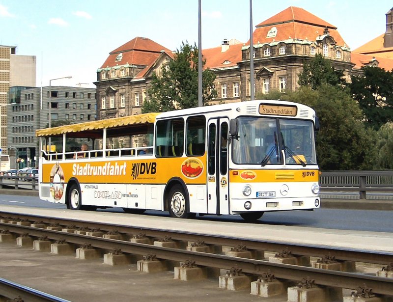 Mercedes-BUS, umgebaut fr Stadtrundfahrten, hier in Dresden - 2005