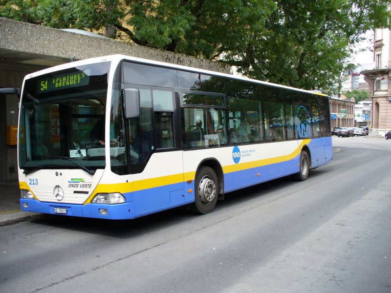 Mercedes-Citaro  Regio-Bus Nr 213 .. Ne 78213 bei der Haltestelle vor dem Bahnhof in La Chaux de Fonds am 01.08.2006