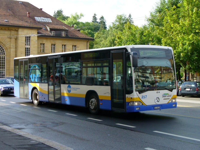 Mercedes-Citaro  Regio-Bus Nr 217 .. Ne 49217 bei der wegfahrt von der Haltestelle vor dem Bahnhof in La Chaux de Fonds am 08.07.2007